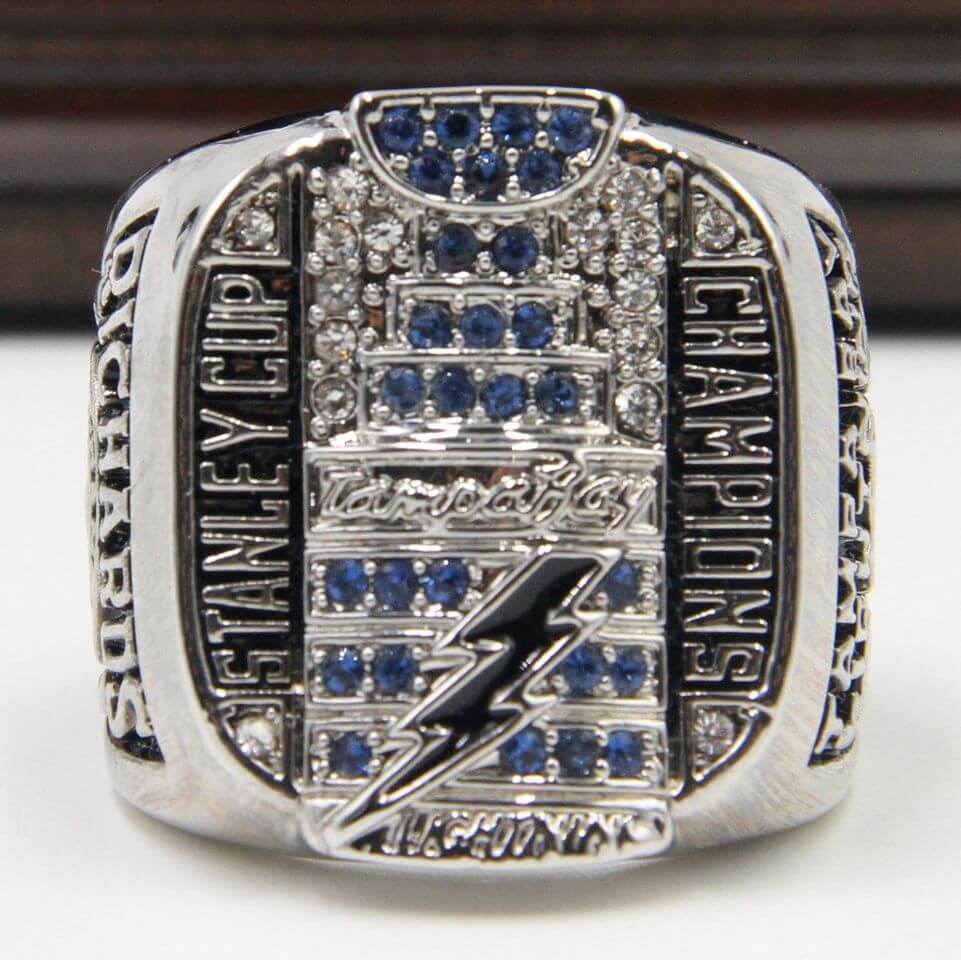 https://www.footballbuzz.club/image/cache/catalog/rings/NHL-2004-TAMPA-BAY-LIGHTNING-STANLEY-CUP-Championship-Replica-Ring-0-960x960.jpg